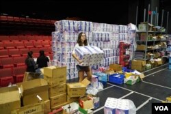 El teatro de la Escuela de Arte de Jerusalén funciona como almacén de productos de higiene y alimentos para evacuados.