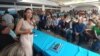 María Corina Machado, precandidata presidencial del partido Vente Venezuela (a la izquierda), habla a un equipo de voluntarios de su movimiento en el estado Miranda, el pasado 9 de junio.