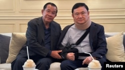 Cựu Thủ tướng Campuchia Hun Sen trong cuộc gặp với cựu Thủ tướng Thái Lan Thaksin Shinawatra, tại một địa điểm được cho biết là ở Bangkok, Thái Lan, trong tấm ảnh công bố vào ngày 21/2/2024.