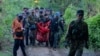 สมาชิกของกองทัพปลดปล่อยประชาชนจีน (People's Liberation Army - PLA) ช่วยกันนำผู้บาดเจ็บออกจากพื้นที่ในภูมิภาคซะไกง์ เมียนมา เมื่อวันที่ 23 พ.ย. 2023 (รอยเตอร์) 