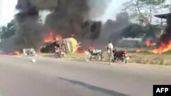 Tangkapan layar video mobil tangki BBM yang meledak di pinggir jalan hingga menewaskan lebih dari 40 orang di Totota, Liberia, 26 Desember 2023. (Foto: AFP)