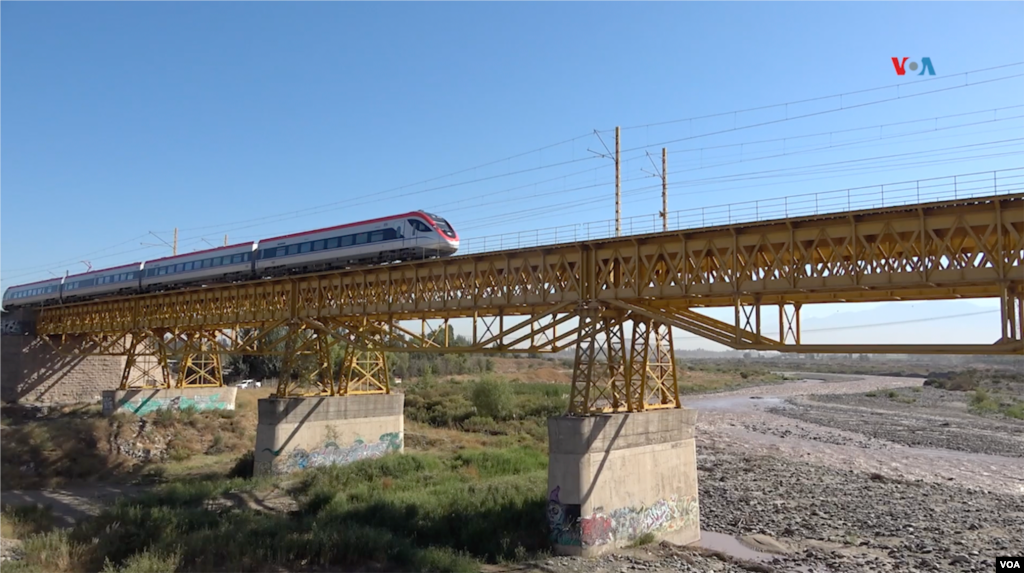  Una particularidad de estos trenes es que pueden cambiar de energía eléctrica a diésel de forma automática.