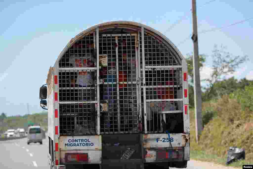 Los haitianos detenidos son transportados en un camión a la frontera de Haití y la República Dominicana para ser deportados.&nbsp;