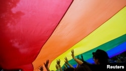 Almanya’daki LGBTQ + topluluğunun talebine cevap veren yeni yasayla, ülkede 14 yaşından büyük her birey kendi iradesi ile cinsiyetini ve ismini değiştirebilecek. 