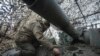 Seorang tentara Ukraina bersiap untuk mengoperasikan senjata otomatis M109 Paladin ke arah pasukan Rusia di garis depan pertempuran di dekat Kreminna, Luhanks, Ukraina, pada 28 Januari 2024. (Foto: AP/Efrem Lukatsky)