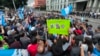 Los manifestaciones se concentran en la Plaza de la Constitución, en Ciudad de Guatemala, contra funcionarios del Ministerio Público y del gobierno, el 13 de octubre de 2023. Foto: Eugenia Sagastume, VOA.