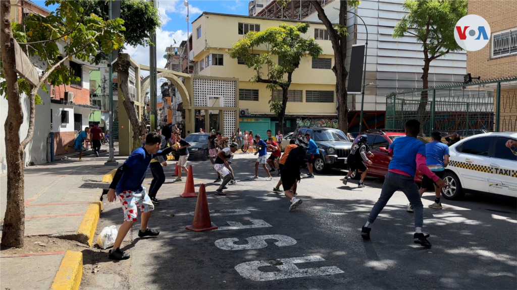 Las bombas de agua vuelan de un lado a otro y las risas no se hacen esperar. Un vecino que camina por la zona, sólo pide que lo dejen fuera de la batalla. 