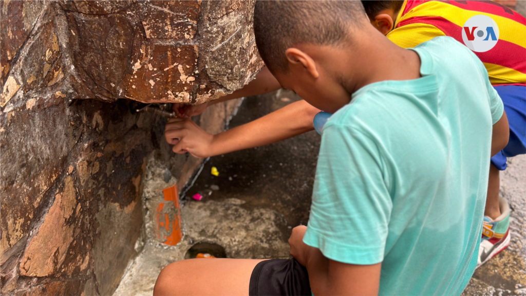 Las pilas de agua o canillas que está en las calles, sirven para que los niños llenen las bombas con agua. Algunas veces, estas se revientan antes de que puedan lanzarlas. Todo hace parte del juego.
