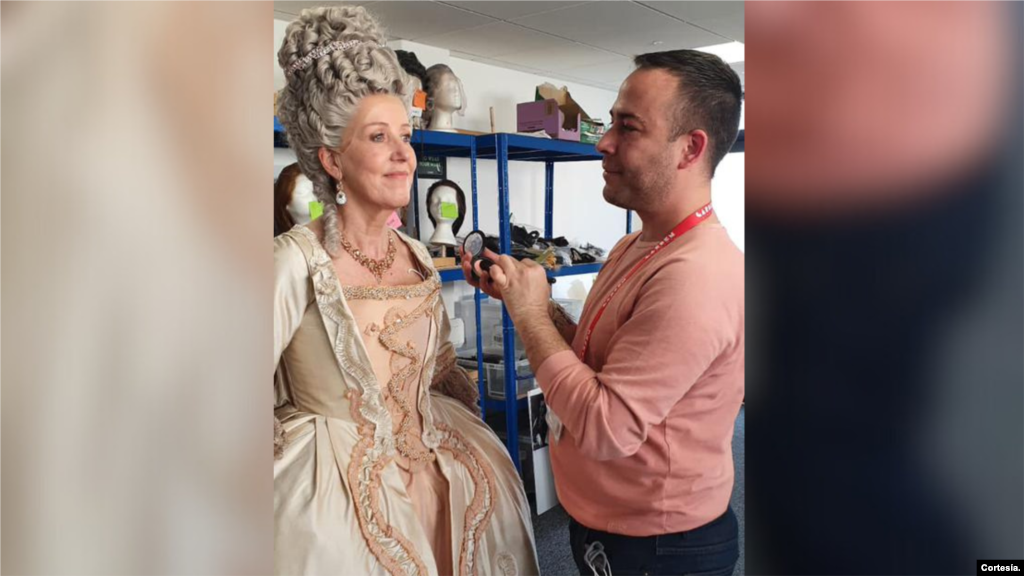 Trabajó por tres años en la Ópera Nacional Inglesa y perteneció al Departamento de Maquillaje del Teatro Nacional Inglés.
