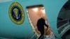 El presidente estadounidense Joe Biden aborda el Air Force One en la Base de la Reserva Aérea Dobbins, el 28 de junio de 2024, en Marietta, Georgia, después de participar en un debate presidencial en Atlanta.