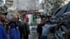 Personas llegan a la zona afectada y ayudan a remover un vehículo destruido, tras un ataque aéreo israelí contra el consulado de Irán en la capital siria, Damasco, el 1 de abril de 2024.