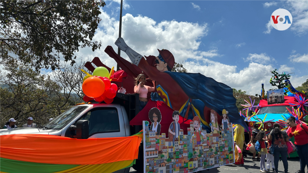 Tradicionalmente, los niños, además de lanzarse globos de agua, vestían disfraces. Sin embargo, dice un ciudadano, la situación económica hace que cada vez sea más difícil darle gusto a los chicos. 