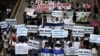 La gente participa en una protesta contra la reelección del presidente de El Salvador, Nayib Bukele, y contra la detención de personas inocentes durante el estado de emergencia del gobierno para frenar la violencia de las pandillas, en San Salvador. 