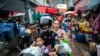 Người dân Thái Lan đi mua sắm ở một chợ truyề thống tại Bangkok hôm 2/10/2023. Thái Lan đang 'bơm' hơn 14 tỷ đồng vào nền kinh tế thông qua chính sách ví điện.