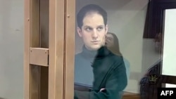 ARCHIVO - Esta imagen proporcionada por el Tribunal Municipal de Moscú el 14 de diciembre de 2023 muestra al periodista estadounidense Evan Gershkovich de pie dentro de la jaula de los acusados ​​durante una audiencia judicial en Moscú.