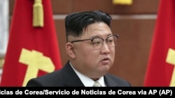En esta imagen proporcionada por el gobierno norcoreano, el líder de Corea del Norte, Kim Jong Un, habla durante una reunión del Partido de los Trabajadores en su sede de Pyongyang, Corea del Norte, el 26 de febrero de 2023. 