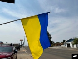 Una bandera ucraniana ondea frente al Instituto Cultural Ucraniano en Dickinson, Dakota del Norte, el 17 de julio de 2023. El instituto preserva el patrimonio ucraniano del área con su museo, biblioteca y comidas.