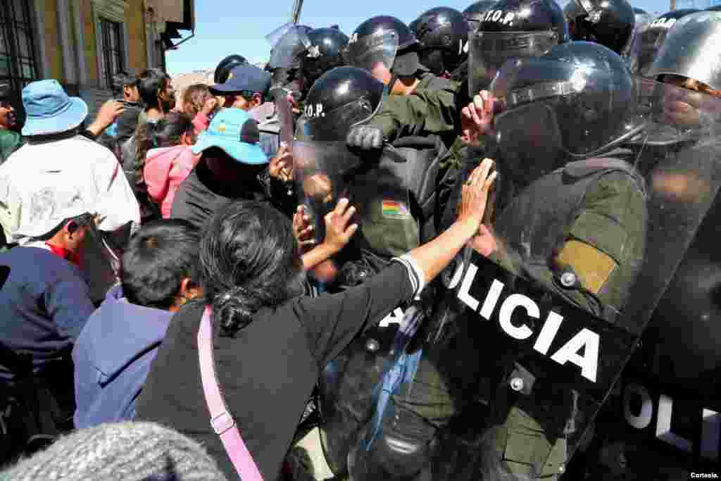 Represión policial a las personas con discapacidad en una protesta en 2016. [Foto: United Notions Film]