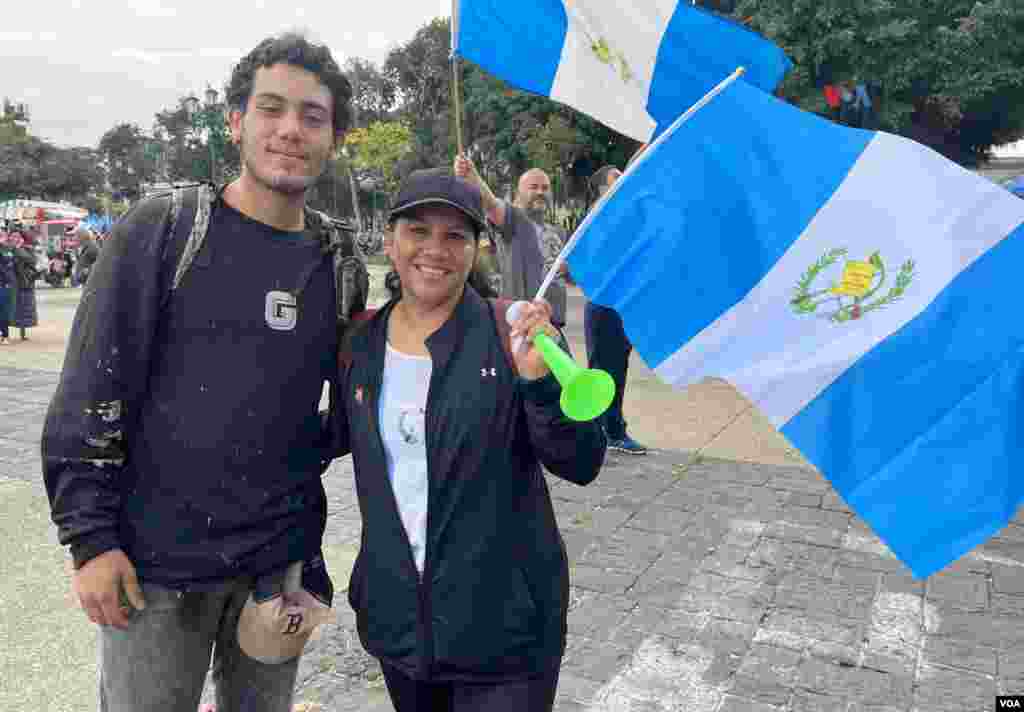 Beatriz Paredes llega a la Plaza de la Constitución, junto a su hijo para pedir justicia y un alto a la corrupción.&nbsp;En Ciudad de Guatemala, el 13 de octubre de 2023. Foto: Eugenia Sagastume, VOA.