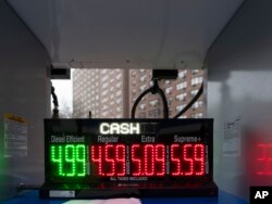 Un surtidor de una gasolinera Mobil muestra los precios el viernes 19 de enero de 2024 en Nueva York. ​