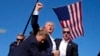 ARCHIVO - El expresidente Donald Trump, candidato presidencial republicano, aparece rodeado por agentes del Servicio Secreto de EEUU tras un intento de asesinato en un mitin de campaña, en Butler, Pensilvania, el 13 de julio de 2024. Foto del periodista de AP Evan Vucci.