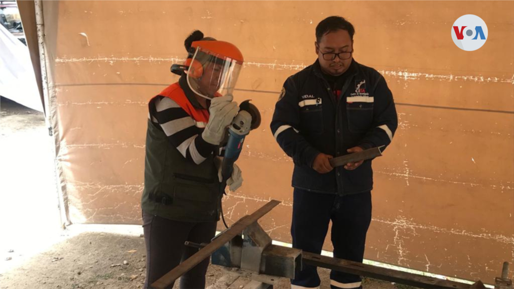Las ecorrecolectoras se capacitan para dale un valor agregado a lo que tradicionalmente se descartaría como basura. [Foto cortesía de la Asociación de Ecorrecolectoras de Bolivia]