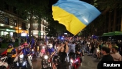 Законопроєкт про “іноагентів” – демонстрація готовності грузинським урядом зв’язати собі руки, а зближення з Росією нашкодить грузинському народу, – вважає Бен Годжес. Фото: протести в Тбілісі проти закону про “іноагентів”, 28 квітня 2024, Reuters