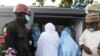 Wasichana waliokuwa wametekwa nyara kutoka shule ya bweni iliyoko Kaskazini-Magharibi mwa jimbo la Zamfara huko Nigeria, wakipanda gari baada ya kuachiliwa Machi 2, 2021. Picha na REUTERS/Afolabi Sotunde