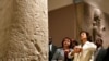 Direktur Jenderal UNESCO Audrey Azoulay (kanan) mengunjungi Museum Nasional Irak di Baghdad, Irak, pada 6 Maret 2023. (Foto: AP/Hadi Mizban)