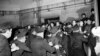 ARCHIVO - La policía de Nueva York intenta expulsar a estudiantes manifestantes involucrados en sentadas en los edificios de la universidad de Columbia, en la madrugada del 30 de abril de 1968. 