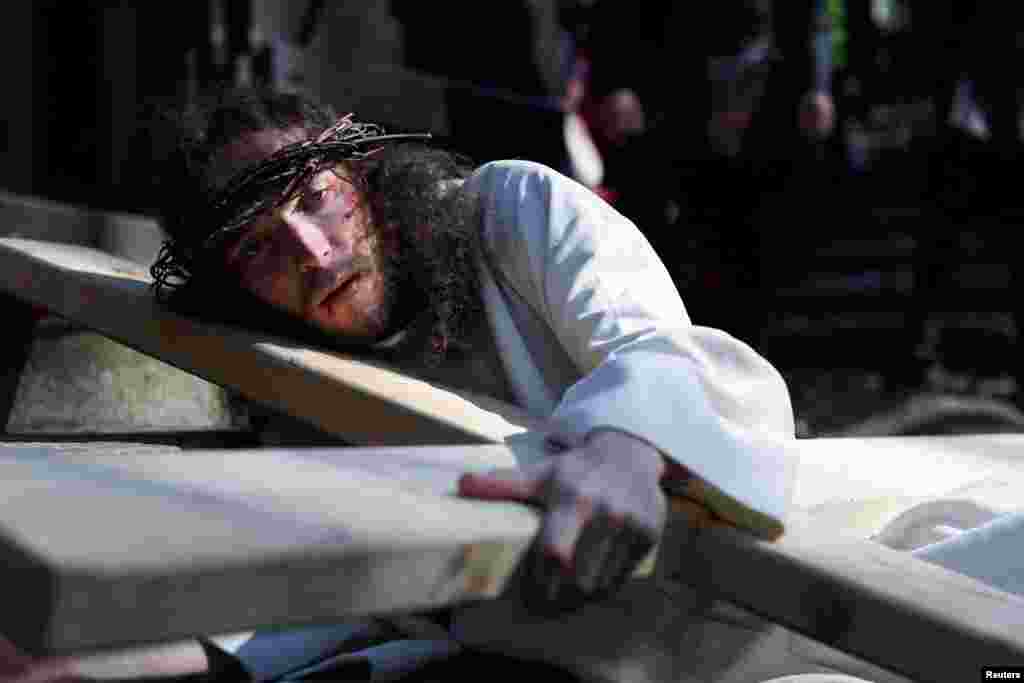 Devotos católicos polacos recrean el &quot;Vía Crucis&quot; el Viernes Santo, como parte de las celebraciones de Semana Santa en Kalwaria Wejherowska en Wejherowo, Polonia.