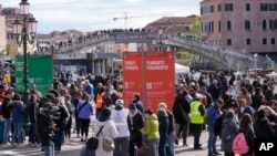 Turistët në Venecia duke bërë pagesat për taksën e re (25 prill 2024)