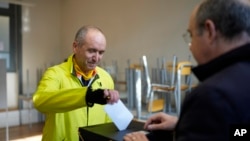 A man casts his ballot at a polling station in Lisbon, Sunday, March 10, 2024. Portugal held an early general election Sunday when 10.8 million registered voters chose 230 lawmakers for the National Assembly, the country's parliament. 