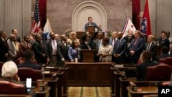 El exrepresentante Justin Pearson saluda a sus seguidores en la galería mientras pronuncia sus comentarios finales en el pleno de la Cámara cuando es expulsado de la legislatura el 6 de abril de 2023 en Nashville, Tennessee, EEUU.
