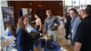 Estudiantes de Medicina en una universidad de Nueva York cumplen el sueño de estudiar gratuitamente