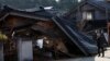 Seorang pria berjalan melewati rumah yang runtuh akibat gempa bumi, di Nanao, prefektur Ishikawa, Jepang 2 Januari 2024. (Foto: REUTERS/Kim Kyung-Hoon)