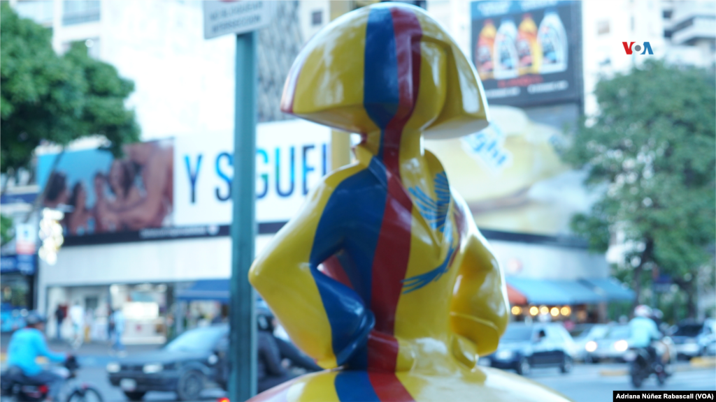 &quot;Meninas Caracas Galery&quot; es una exhibición de arte urbano, ideada por el artista plástico venezolano, Antonio Azzato, quien replica en la capital venezolana lo que hizo en 2016 en Madrid: sacar del lienzo y convertir en esculturas a la infanta Margarita y a las damas que le acompañan, en la obra maestra del pintor español Diego Velásquez.