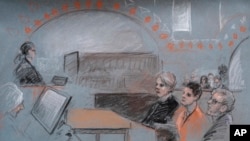El miembro de la Guardia Nacional Aérea de Massachusetts, Jack Teixeira, sentado y segundo desde la derecha, aparece en el Tribunal de Distrito de EEUU, en Boston, el 19 de abril de 2023.