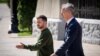 Ukrajinski predsednik Volodimir Zelenski sa generalnim sekretarom NATO Jensom Stoltenbergom dolazi na konferenciju za novinare u Kijevu, 29. aprila 2024. 