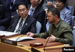 Presiden Ukraina Volodymyr Zelenskyy berpidato di Dewan Keamanan PBB sambil duduk di samping Perdana Menteri Jepang Fumio Kishida dalam pertemuan Dewan Keamanan mengenai krisis di Ukraina di markas besar PBB, 20 September 2023. (Foto: Reuters)
