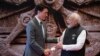 นายกรัฐมนตรีแคนาดา จัสติน ทรูโด จับมือกับนายกรัฐมนตรีอินเดีย นเรนทรา โมดี ระหว่างการประชุม จี20 ที่อินเดียเป็นเจ้าภาพ