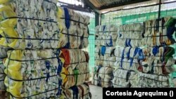 Pacas de envases vacíos de desechos químicos procesados bajo el programa Campo Limpio, de Agrequima. [Fotografía cortesía Agrequima]