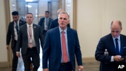 El presidente de la Cámara de Representantes, el republicano Kevin McCarthy, arriba al Capitolio en Washington el martes 12 de setiembre de 2023. 