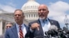 Los representantes republicanos Scott Perry (izq.), y Chip Roy, miembros del conservador House Freedom Caucus, discuten el acuerdo de límite de deuda del gobierno de EEUU durante una conferencia de prensa en el Capitolio, en Washington, el 30 de mayo de 2023.