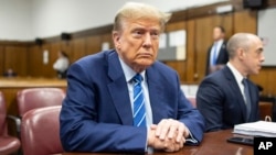Ish-presidenti Trump pret fillimin e ditës së dytë të seancës në gjykatën e Nju Jorkut (16 prill 2024)