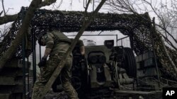 Un soldado ucraniano dispara un cañón cerca de Bájmut, una ciudad del este donde se han librado feroces batallas contra las fuerzas rusas, en la región de Donetsk, Ucrania, el sábado 29 de abril de 2023. (Foto AP/Libkos)