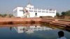 FILE- Sayamongkhoun Alexandera (kanan) biksu Buddha dari Perancis, berdoa di depan tempat kelahiran Sang Buddha, di Lumbini, sekitar 290 kilometer barat daya Katmandu, Nepal, 30 November 2004. (Binod Joshi/AP)