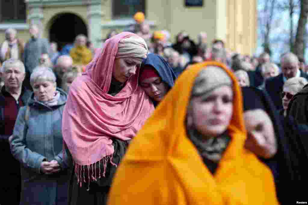 Devotos católicos polacos recrean el &quot;Vía Crucis&quot; el Viernes Santo como parte de las celebraciones de la Semana Santa en Kalwaria Wejherowska en Wejherowo, Polonia.
