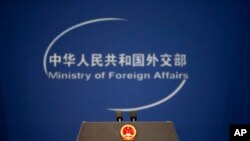 ARCHIVO: Podio con el emblema de la República Popular de China y un logo del Minsterio de Relaciones Exteriores.
