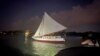 En esta foto proporcionada por la Oficina del Sheriff del Condado de Monroe, se muestra un velero que transporta a un grupo de más de 100 migrantes procedentes de Haití después de que llegaran a Key West, Florida, a primera hora del miércoles 26 de junio de 2024. 